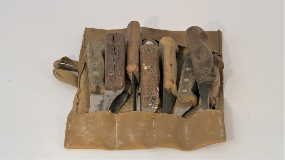 10 gebruikte slagersmessen in een houder