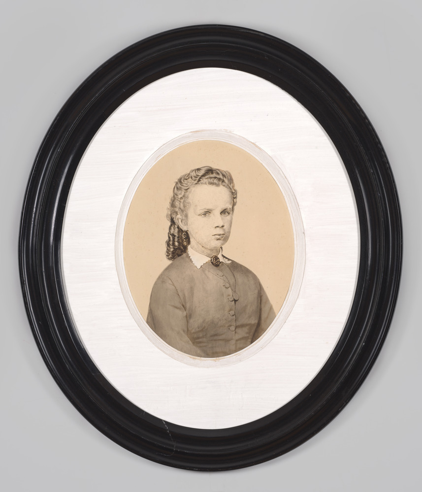 Portret van een vrouw in zwarte ovale  lijst