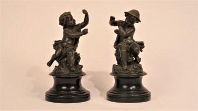 Beeld voorstellende harpspeler; zittend jongentje met geheven armen, eventuele harp ontbreekt; op rond houten voetstuk, gedraaid en zwart geverfd