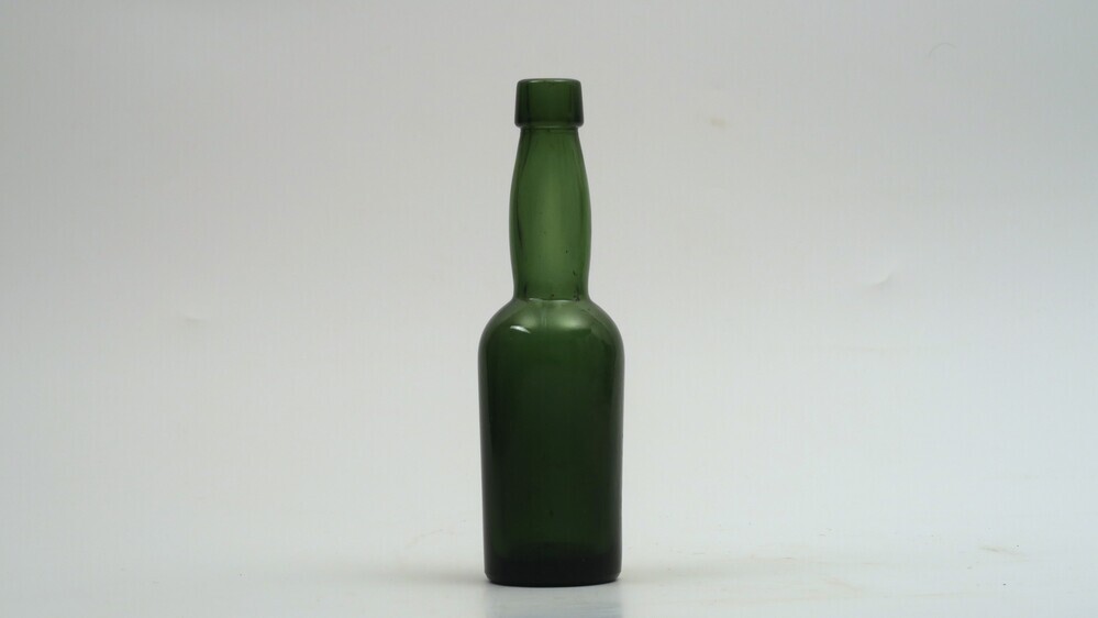 Kleine (bier?)fles van groen glas