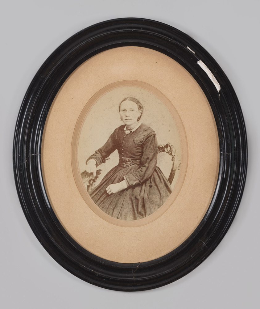 Foto, portret, in zwarte ovale lijst