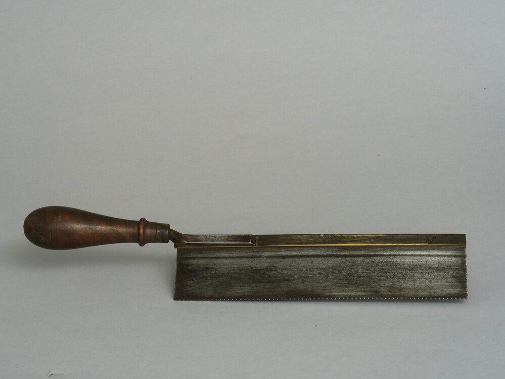 Kleine kapzaag met houten handvat