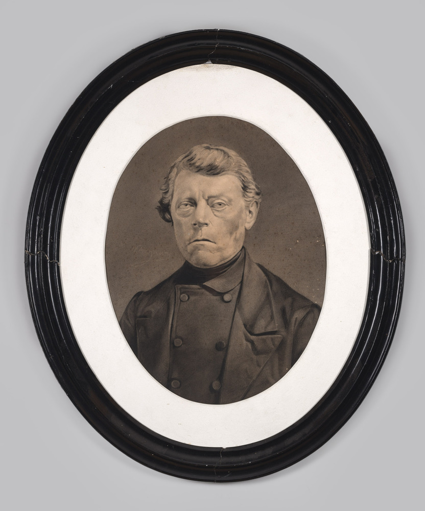 Portretfoto, achter glas, met ovale lijst, voorstellende een man