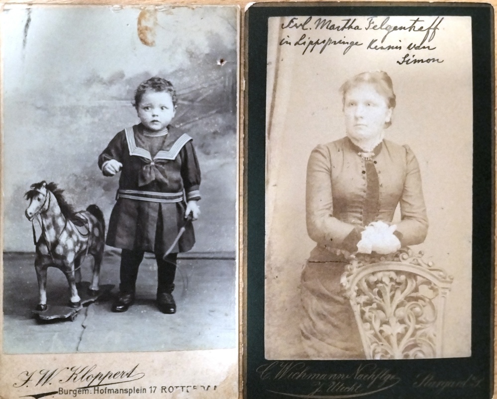 Twee zwart wit foto's in envelop