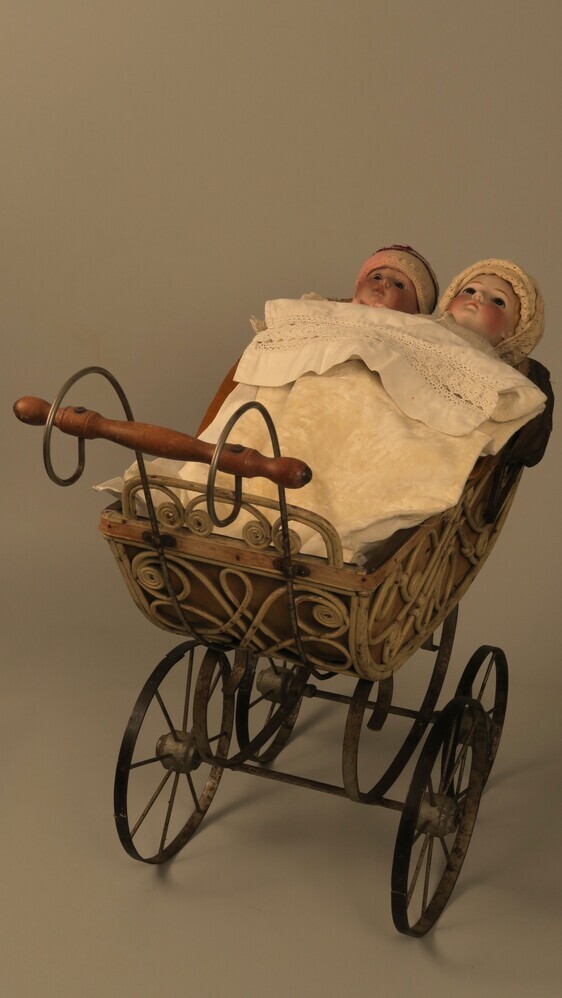 Kinderwagen met twee poppen uit begin 20ste eeuw