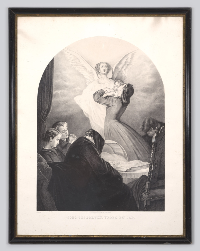 Prent, ingelijst, achter glas, voorstellende een godvruchtig, droevig gezelschap rondom een wieg, terwijl de ziel van het stervende kind opstijgt