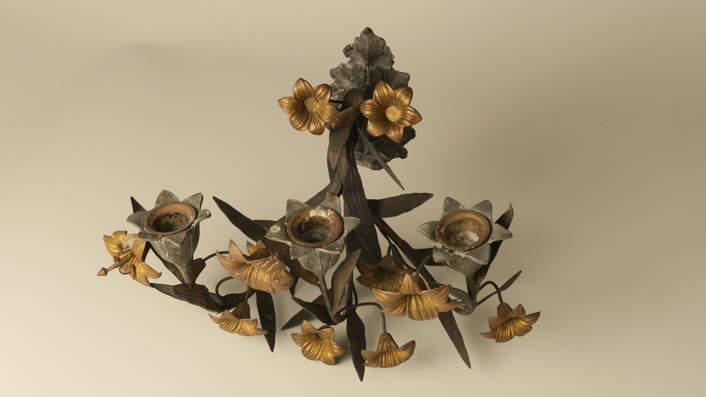 Kandelaar met een vorm van een plant met 10 vergulde bloemen, 2 knoppen en 3 zinkkleurige kaarsenhouders