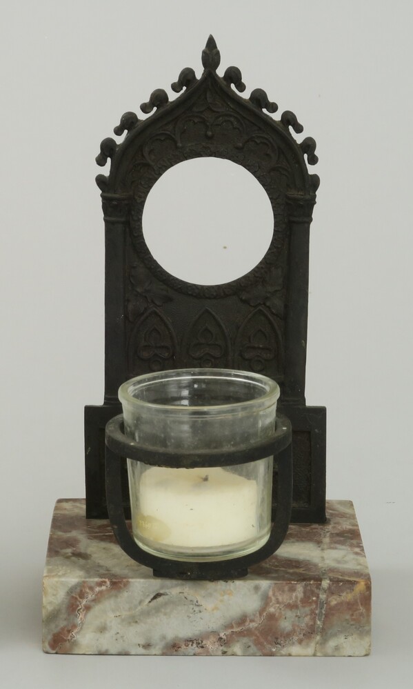 Kaarsenhouder met neo-gotische ophanger voor een zakhorloge