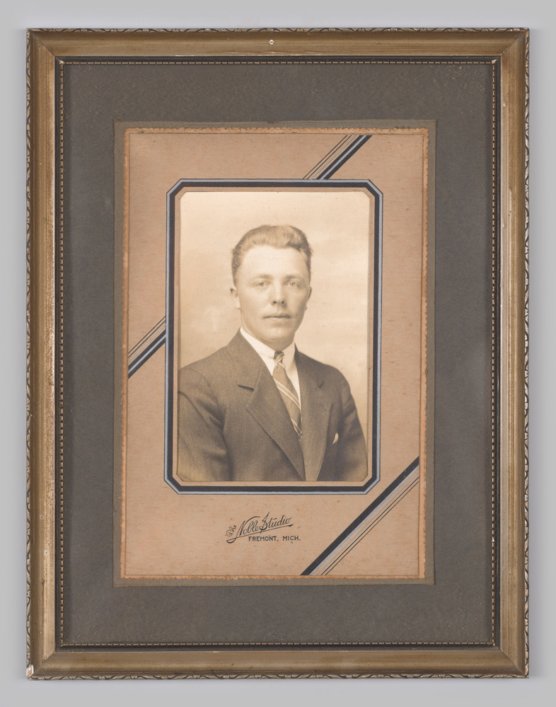 Portretfoto, ingelijst, achter glas, voorstellende een man