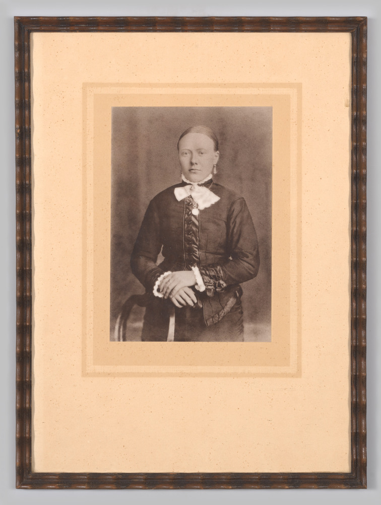 Portretfoto, ingelijst, achter glas, van Geertje Liesting.