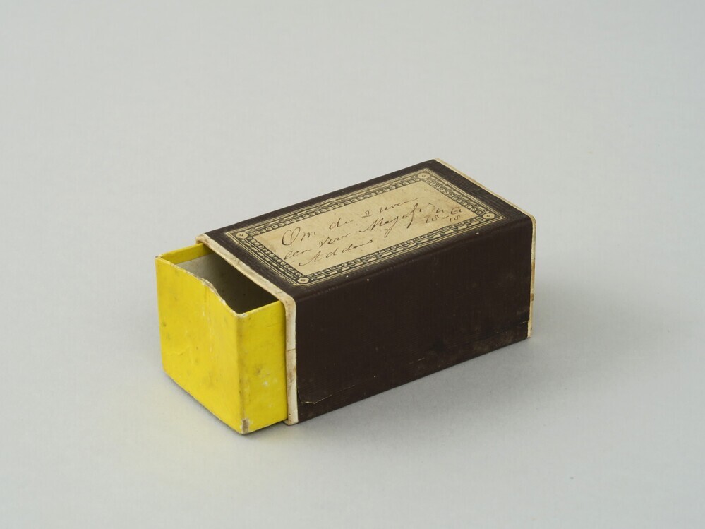 Medicijndoosje voor de mejufr. Addams (?)