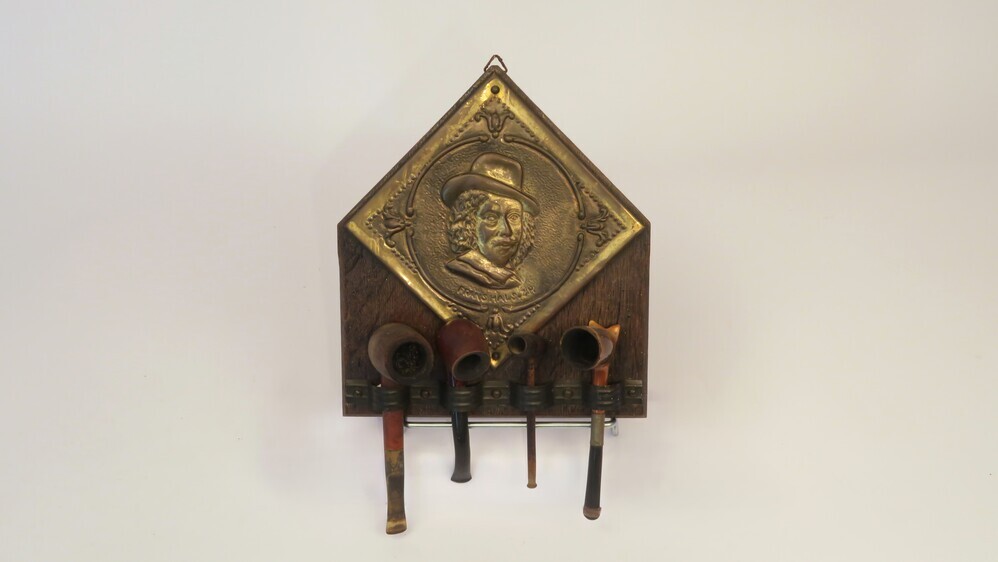 Houten pijpenrek met een afbeelding van Frans Hals in goudkleurig (metaal?)