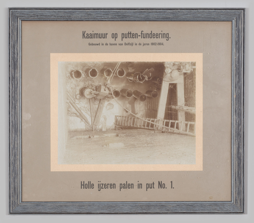 Foto van een stuk kade van de haven van Delfzijl, ingelijst.