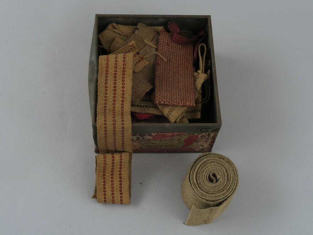 blik met stukjes en rollen jute / singelband