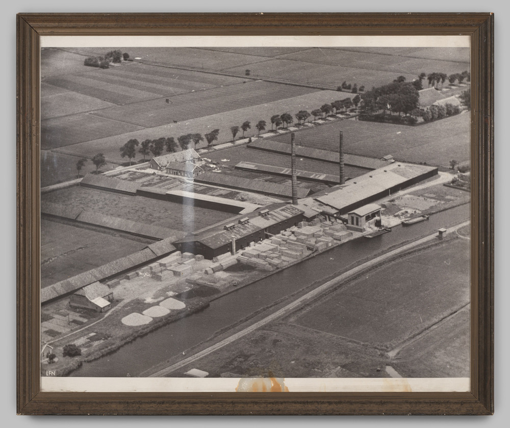 Luchtfoto van een steenfabriek, ingelijst