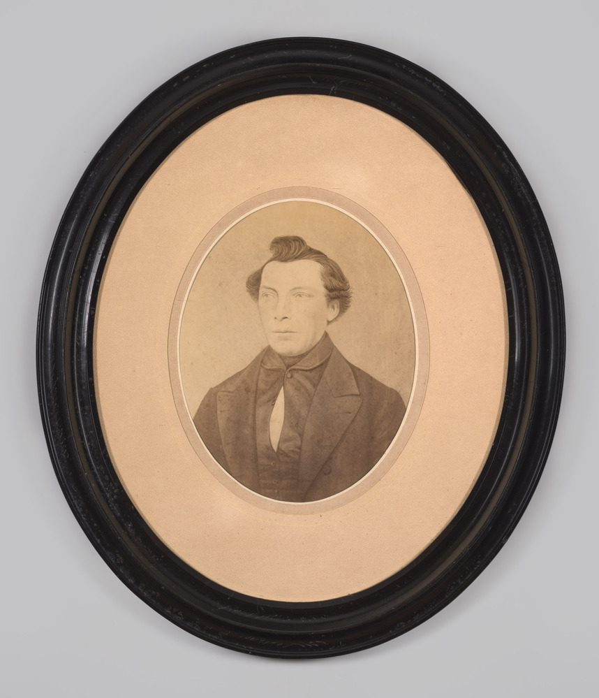 Mansportret in zwarte ovale lijst