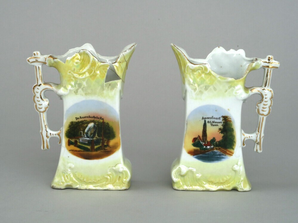 2 gedecoreerde porseleinen vaasjes