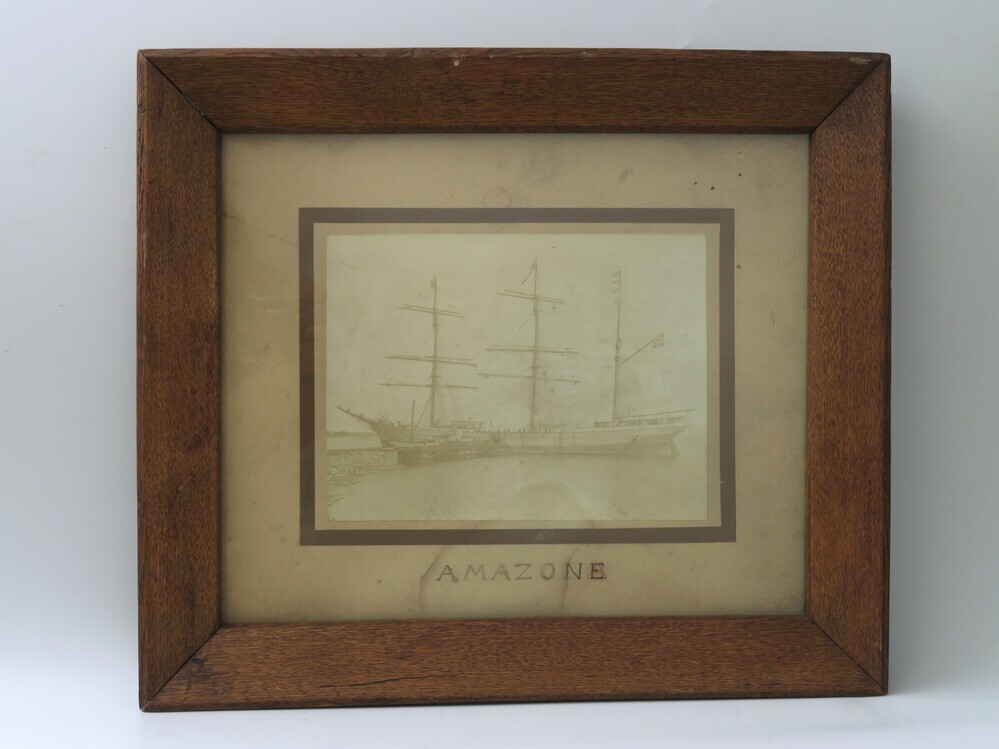 Foto, verbleekt, ingelijst, achter glas, van de bark "Amazone"