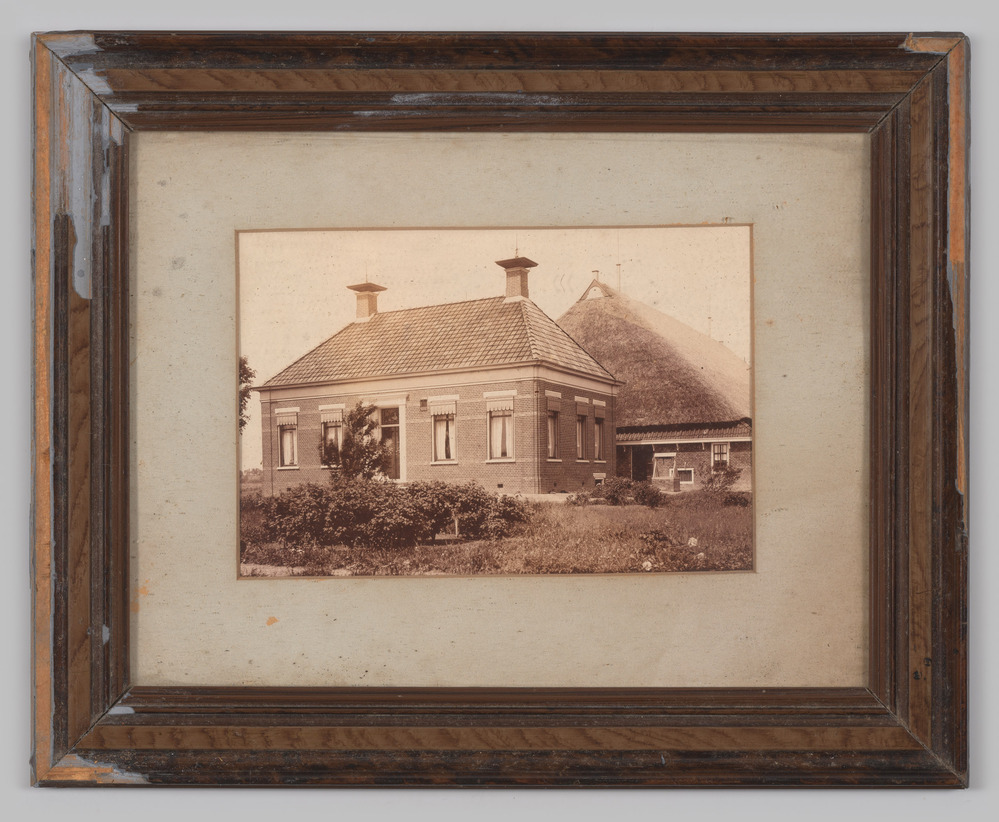 Foto van een boerderij, ingelijst