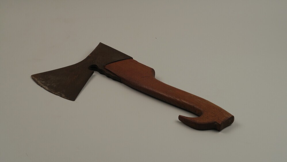 IJzeren bijl met houten steel