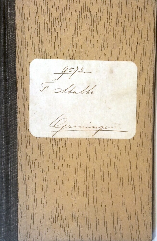 Twee boeken met geplakte zegels