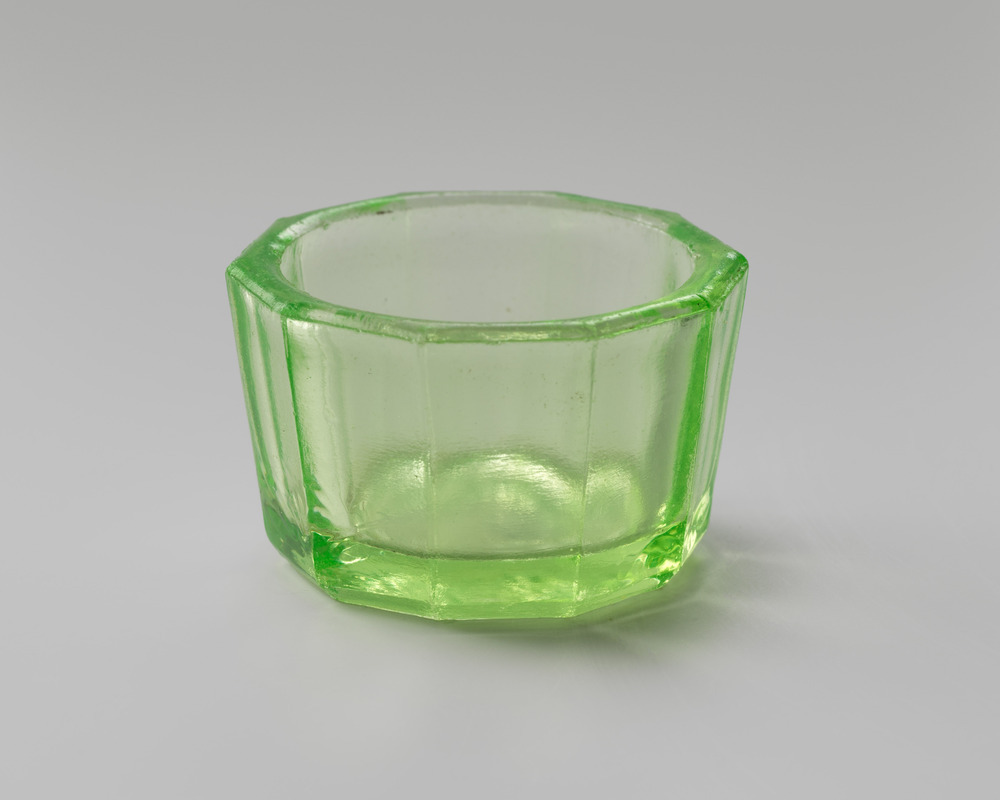 laag glazen bakje van persglas, 10-hoekige grondslag, appelgroen glas