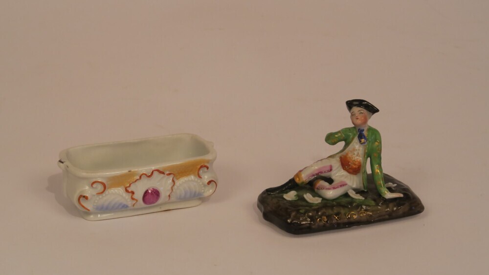 Porseleinen doosje met een liggende man