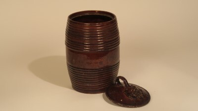 Donkerbruin geglazuurde provisieton met oplegwerk ook wel 'Leeuwarder' pot genoemd uit de tweede helft van de negentiende eeuw