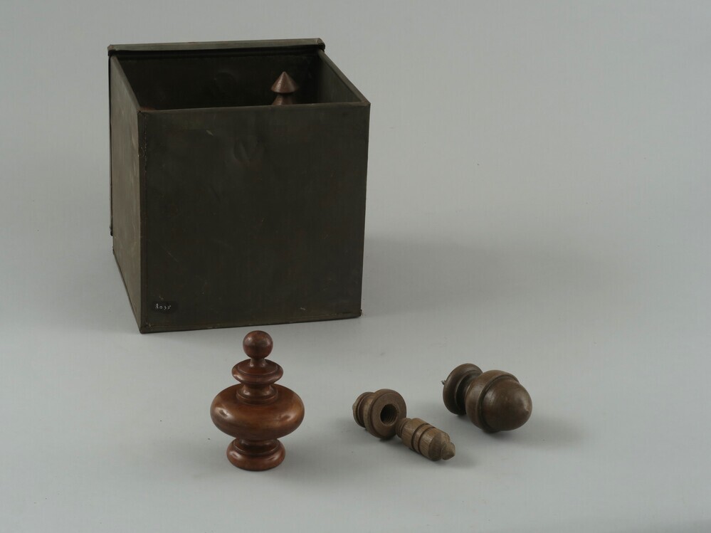 Blik met houten knoppen gordijnroeden