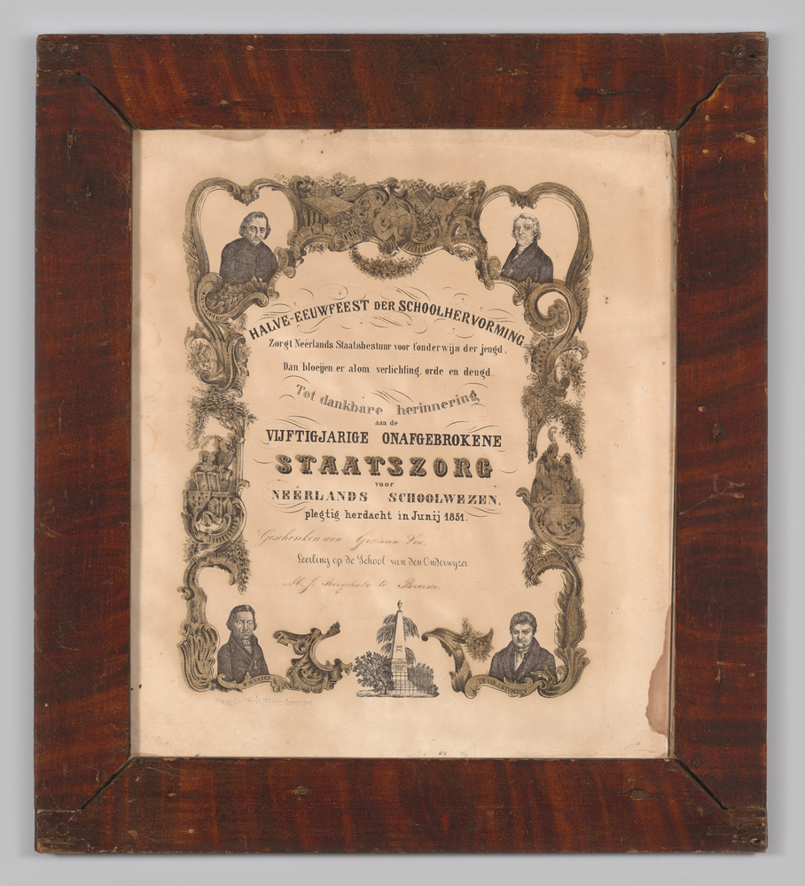 Prent, ingelijst, achter glas, ter herdenking van 50 jaar schoolhervorming