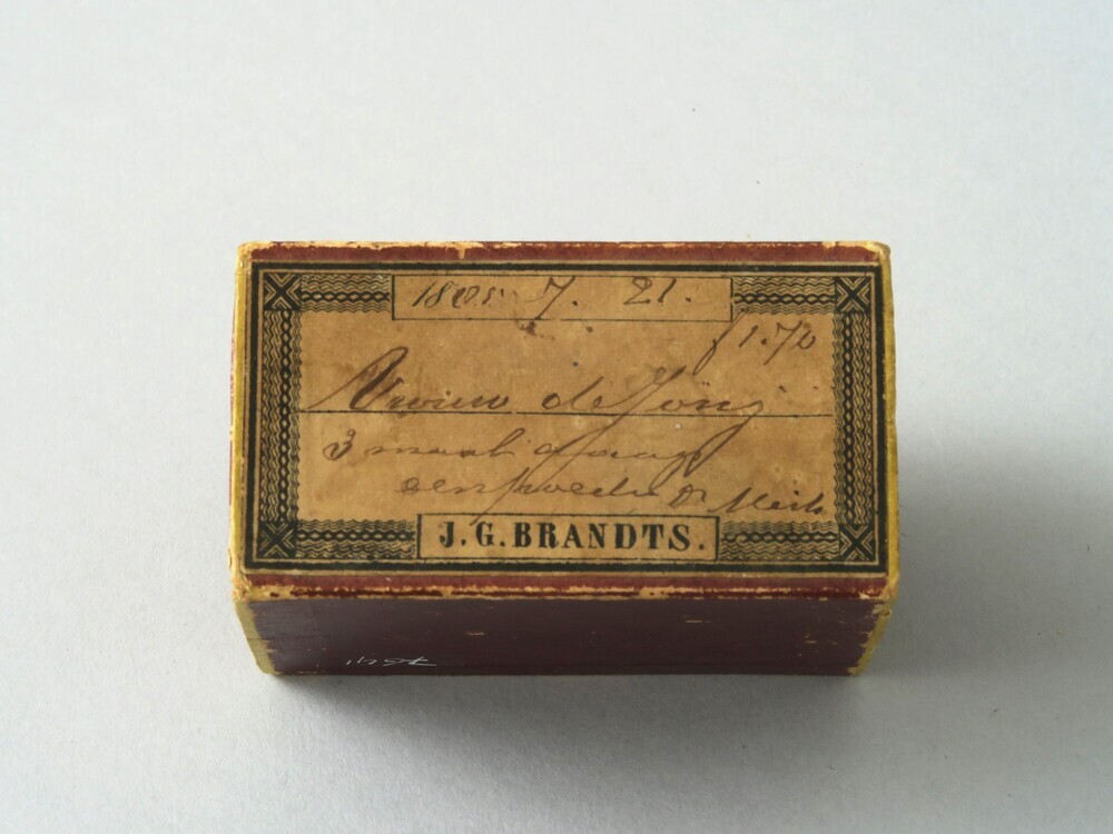 Pillendoosje van J.G. Brandts uitgegeven in 1885 aan (?) de Jong