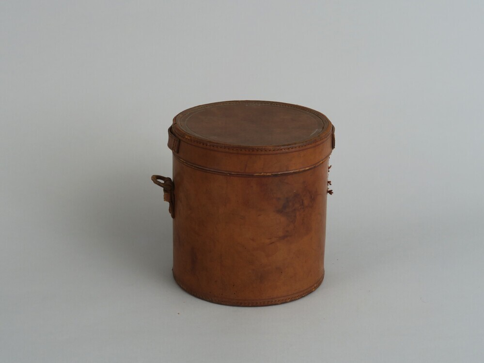 Cilindervormige tabakspot met deksel, karton bekleed met leer