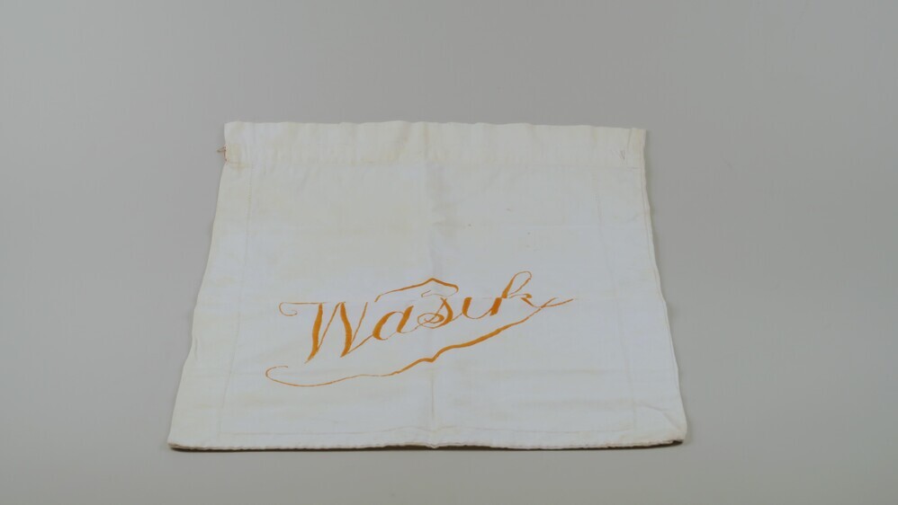 een geborduurde waszak