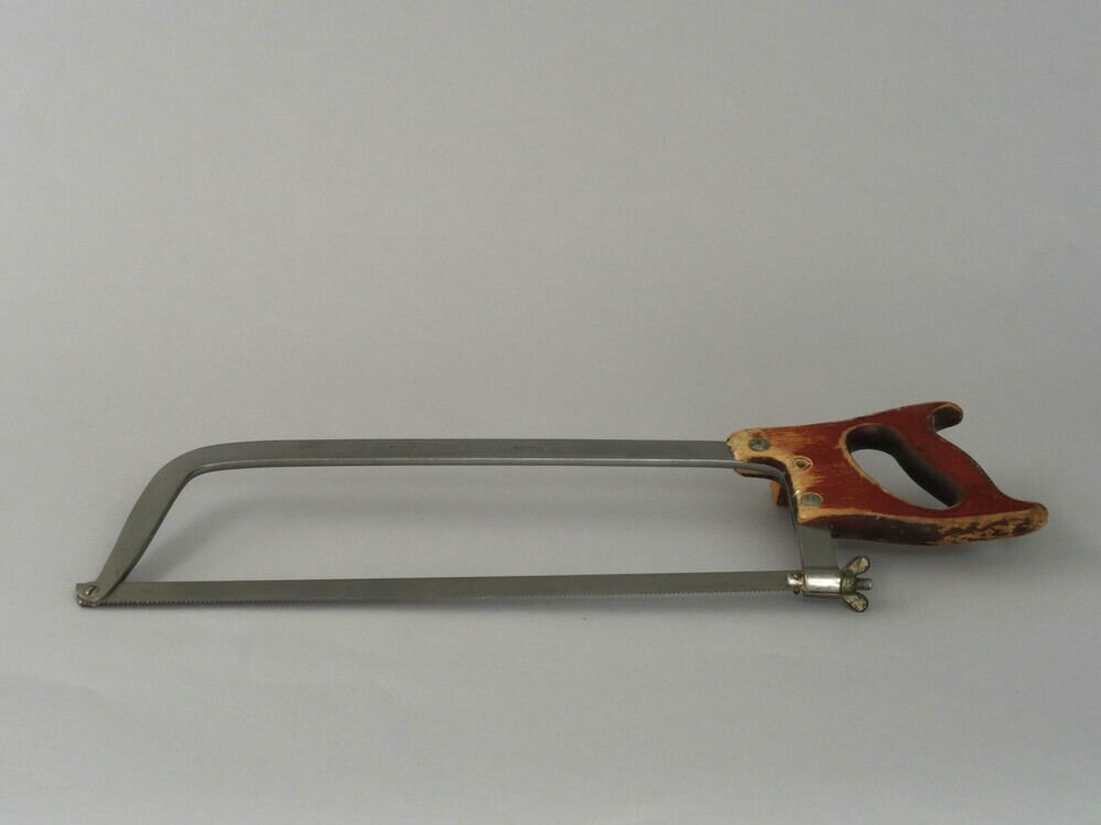 Metalen beugelzaag met houten handvat van F. Dick Germany