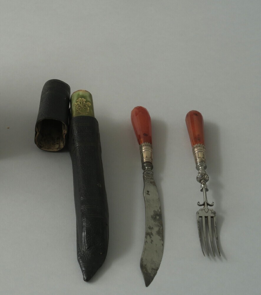 Bestekset bestaande uit mes en vork in etui