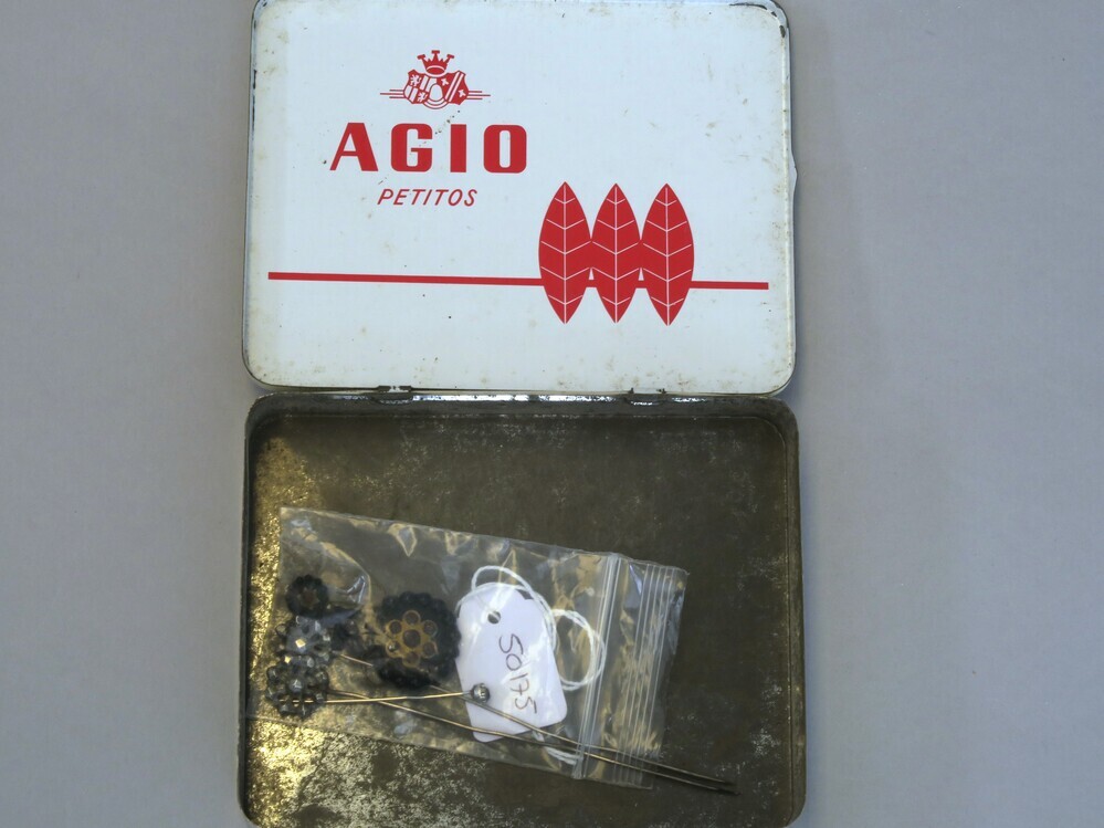 Verscheidende rouwsieraden