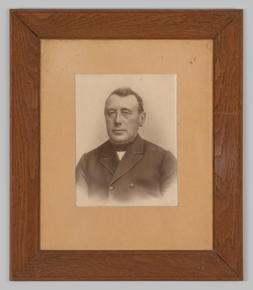 Portret van een man, ingelijst