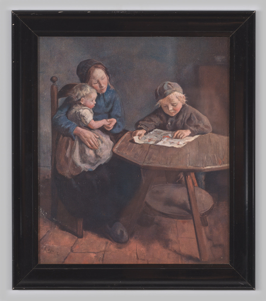 Reproductie van een voorstelling van twee kinderen en een jonge vrouw, ingelijst, achter glas