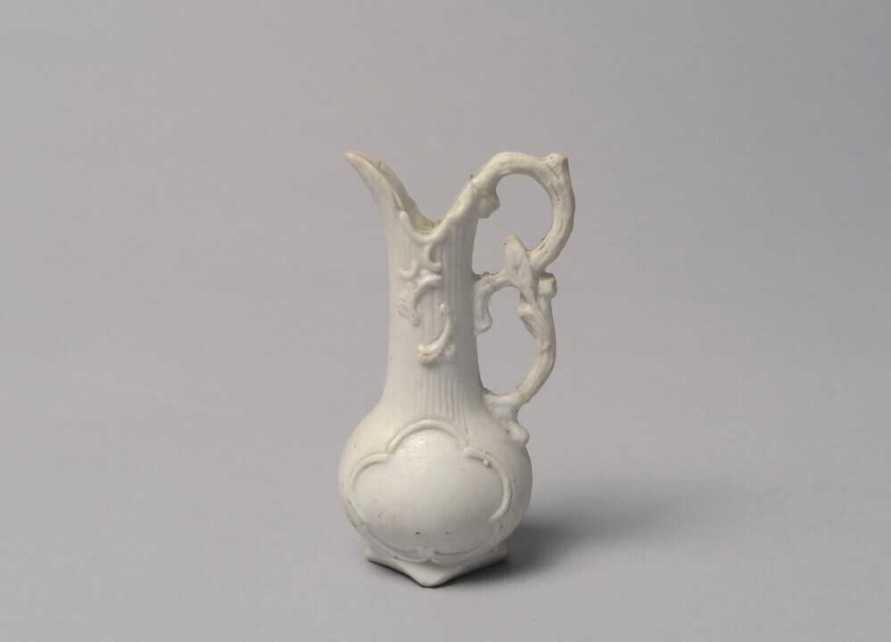 Klein porseleinen siervaasje