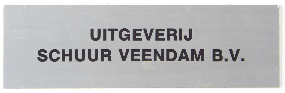 rechthoekige aluminium cliche met zwarte opdruk uitgeverij Schuur Veendam B.V. afkomstig van kantoorinstallaties Bv Schuur te Veendam