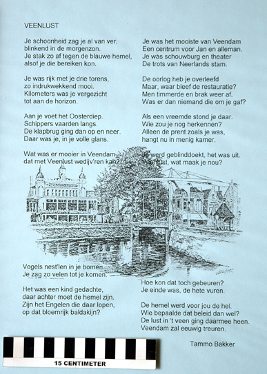 VEENLUST     Je schoonheid zag je al van ver, Blinkend in de morgenzon. Je stak zo af tegen de blauwe hemel, Alsof je die bereiken kon. Je was rijk met je drie torens, Zo indrukwekkend mooi. Kilometers was je vergezicht Tot aan de horizon.
Aan je voet het Oosterdiep. Schippers voeren langs. De klapbrug ging dan op en neer. Daar was je, in je volle glans. Wat was er mooier in Veendam,  Dat met Veenlust wedijveren kan? Vogels nestelden in je bomen. Je zag zo velen tot je komen. Het was een kinds gedachte, Daar achter moet de hemel zijn. Zijn het Engelen die daar lopen, Op dat bloemrijk baldakijn?
Je was het mooiste in Veendam  Een centrum voor Jan en alleman.  Je was schouwburg en theater De trots van Neerlands stam. De oorlog heb je overleefd Maar, waar bleef de restauratie? Men timmerde en brak weer af. Was er dan niemand die om je gaf? Als een vreemde stond je daar. Wie zou je nog herkennen?  Alleen de prent zoals je was, Bleef gelukkig nog bewaard. Je werd geblinddoekt, het was uit. Veenlust, wat maak je nou?  Hoe kon dat toch gebeuren?  Je einde was, de hete vuren. De hemel werd voor jou de hel. Wie bepaalde dat beleid dan wel?  De lust in ‘t veen ging daarmee heen. Veendam zal eeuwig treuren.  (Uit "Geschreven Gedachten" - Tammo Bakker