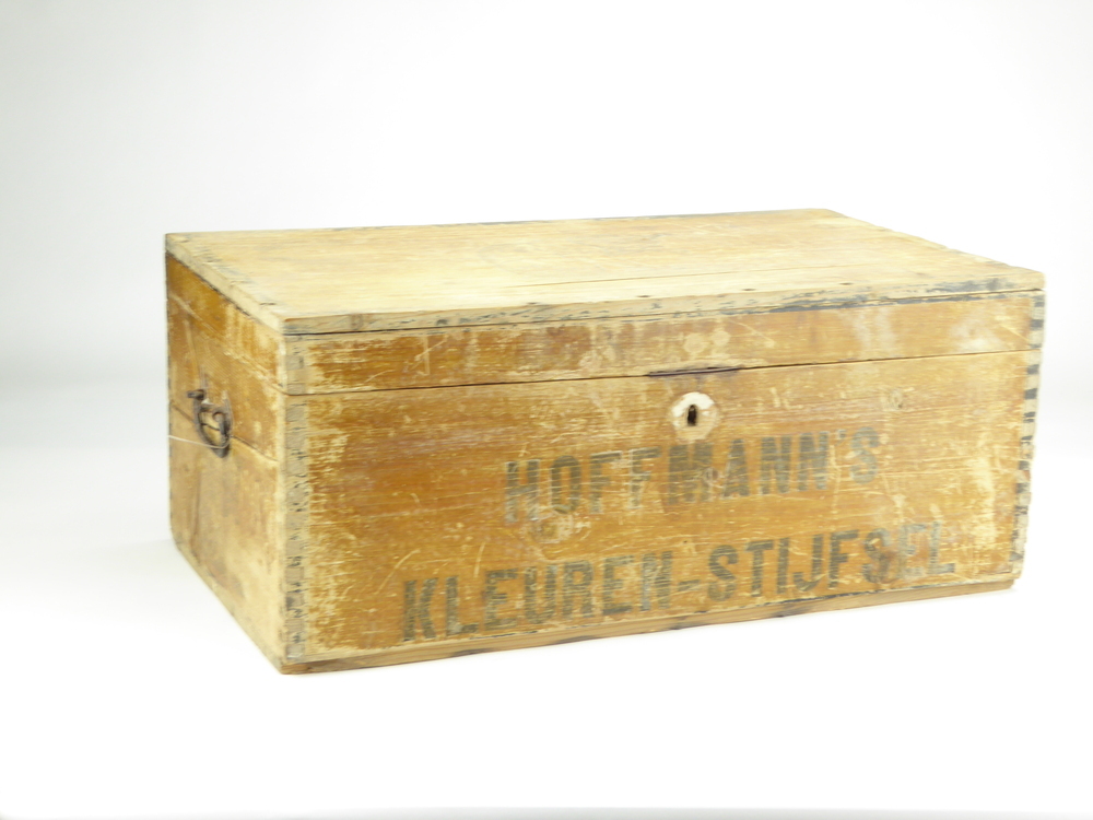 houten stijfselkist met op deksel afbeelding zwarte kat en opdruk Hoffman's kleuren stijfsel, inhoud diverse rollen suprotatabletten