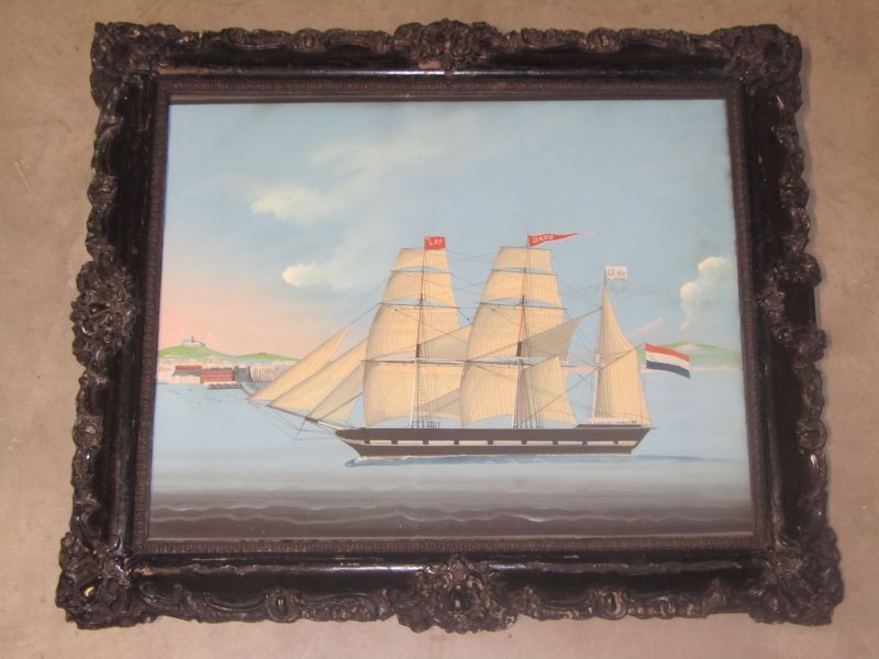 aquarel van het barkschip Davo, 492 ton, in zwarte, met houtsnijwerk versierde lijst. Op 18 juni 1855 te water gelaten bij B. Pot te Elshout. Kapitein H. Wijtenhorst te Deventer, kapiteinsvlag 695. Rederij G.T. Schimmelpenninck & Co te Deventer. Het schip strandde op 13 maart 1863 bij Macassar en ging verloren. De bemanning werd gered en bij Macassar aan wal gezet.