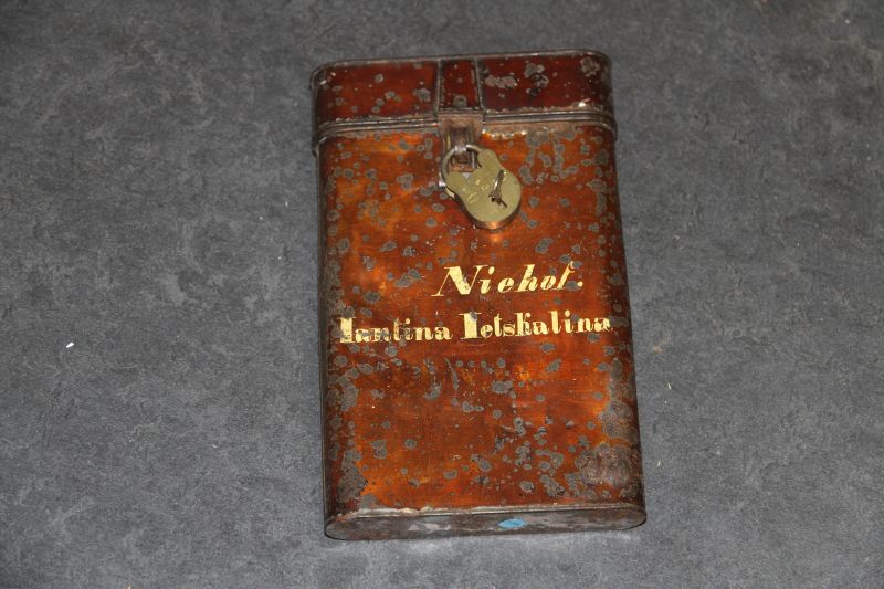 koperkleurige blikken scheepspapierentrommel met goudkleurige belettering Niehof Jantina Jetskalina