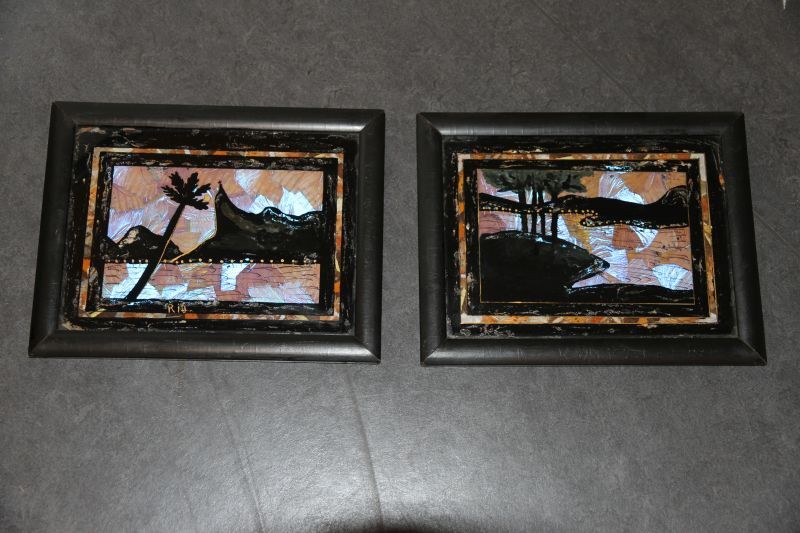 glasschildering van een gezicht op de baai te Rio de janeiro, alles in het zwart, groen en goud, opgevuld met vlindervleugels