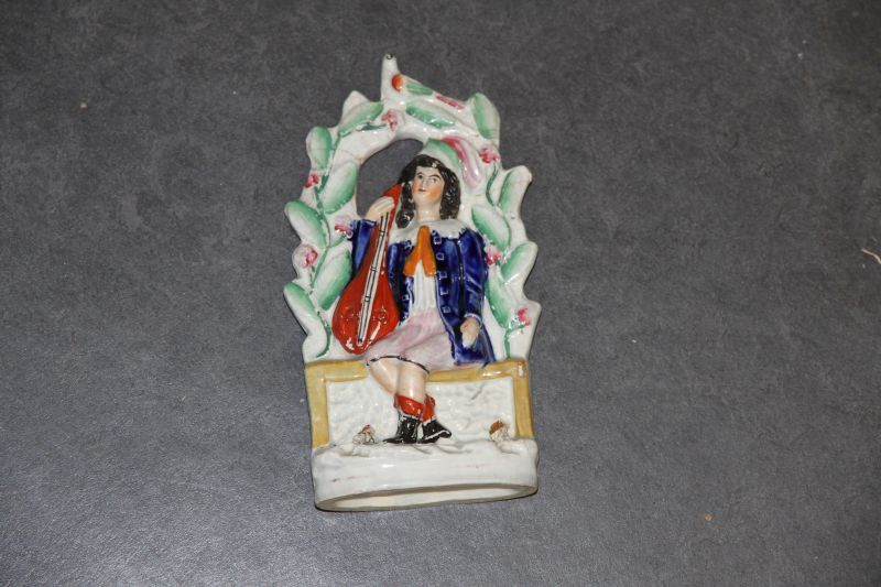 Victoriaans beeldje van een muzikant met een luit