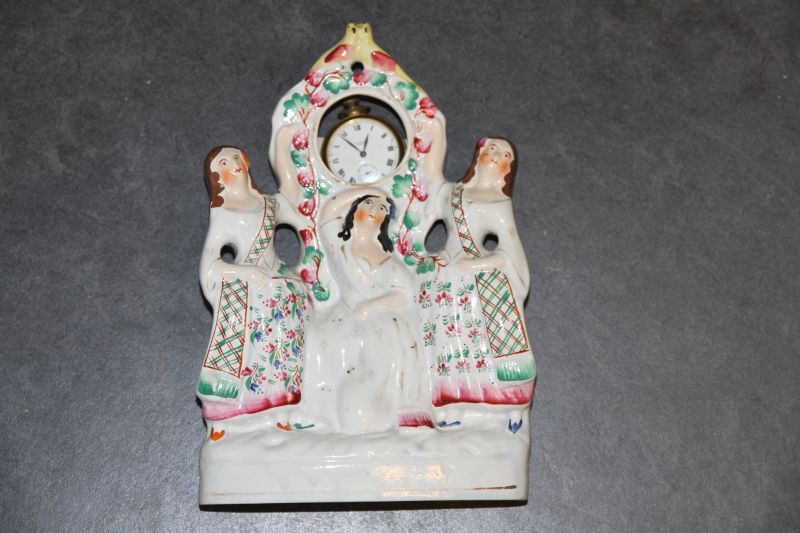 horlogehouder in de vorm van 3 meisjes met 2 duifjes, voorstellende de 3 gratien