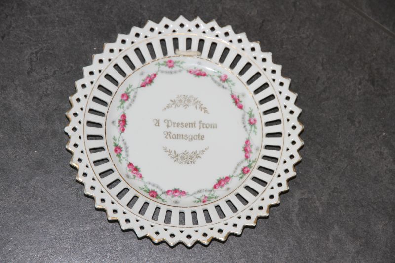 porseleinen bordje met opgewerkte rand bedrukt met bloemguirlandes en opschrift a present from ramsgate diam 18 cm engeland 1e kwart 20 e eeuw