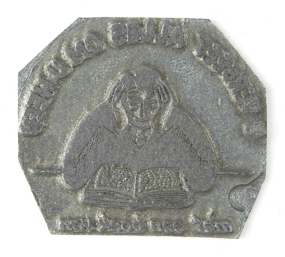 kleine non ferro metalen cliche met afbeelding lezende man en inscriptie U vergeet alles om U heen met een boek van , afkomstig van kantoorinstallaties Bv Schuur te Veendam