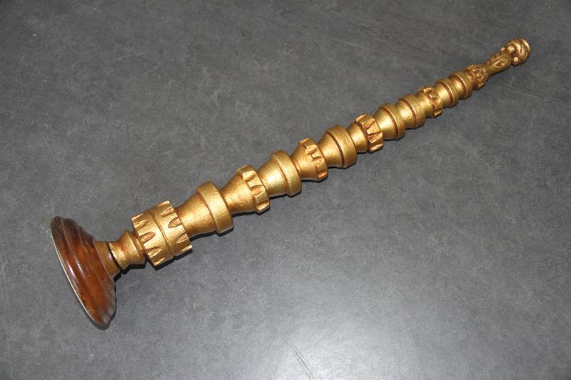 masttopversiering bestaande uit fraai bewerkte ringen die naar boven toe in diameter afnemen, met onderkant stalen pen waarmee het in een voetstuk is gefixeerd